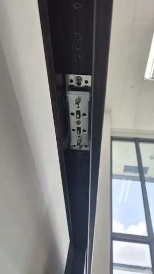 중문 댐퍼 교체 — 위 레일에 자리 잡은 부품