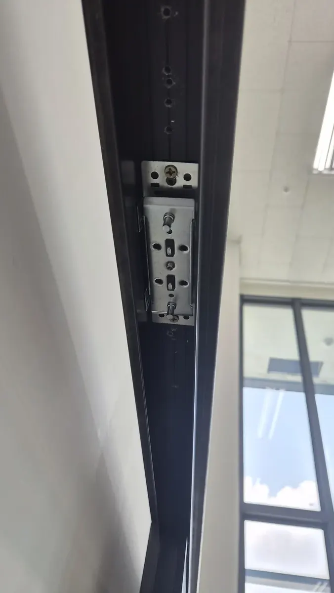 중문 댐퍼 교체 — 위 레일에 자리 잡은 부품
