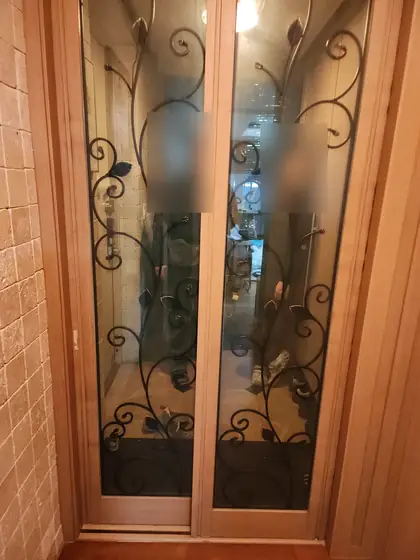 중문 바퀴 교체 — 레일에 다시 올린 중문 두 짝